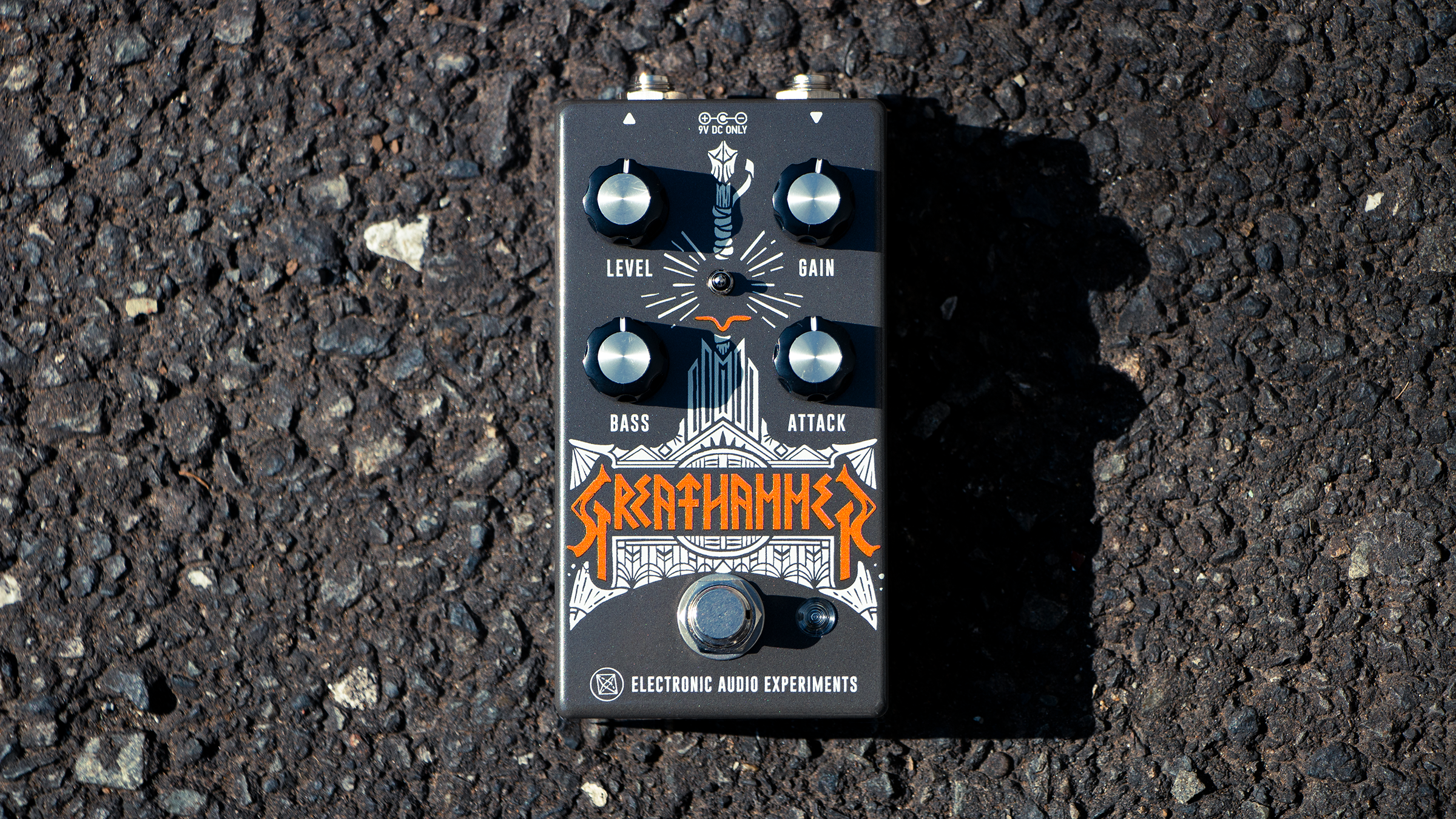 雷鳴のように強烈なアタック